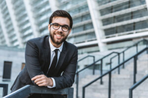 Homem de terno sorrindo